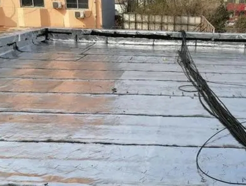松江卫生间漏水维修公司分享下松江屋面楼顶防水刚性防水层施工要点。